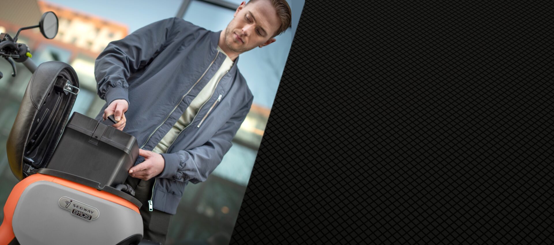 Plug/unplug: it is that simple to charge your eMoped!